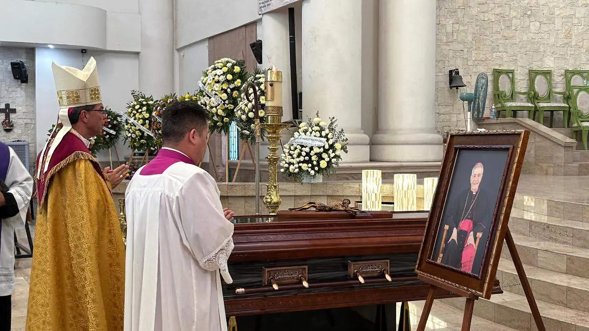 obispo-diocesis-la-paz-miguel-angel-espinosa-garza-misa-frente-ataud-miguel-angel-alba-diaz