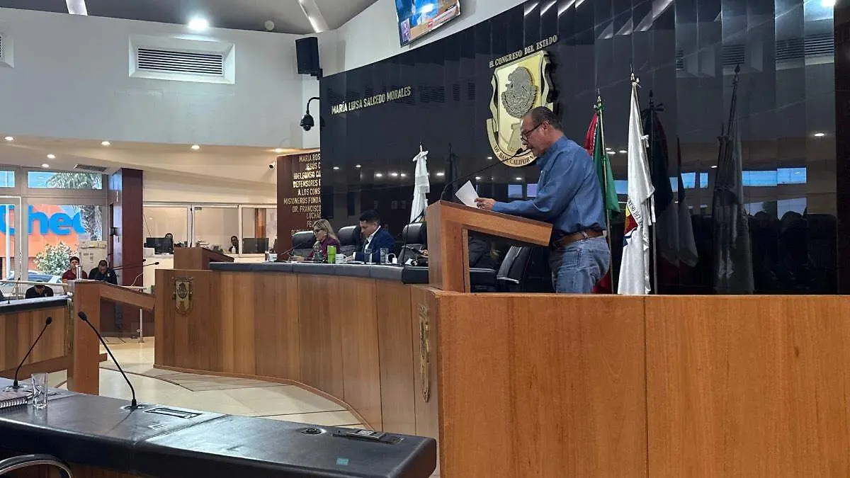 diputado-sergio-guluarte-tribuna-sala-sesiones-congreso-baja-california-sur