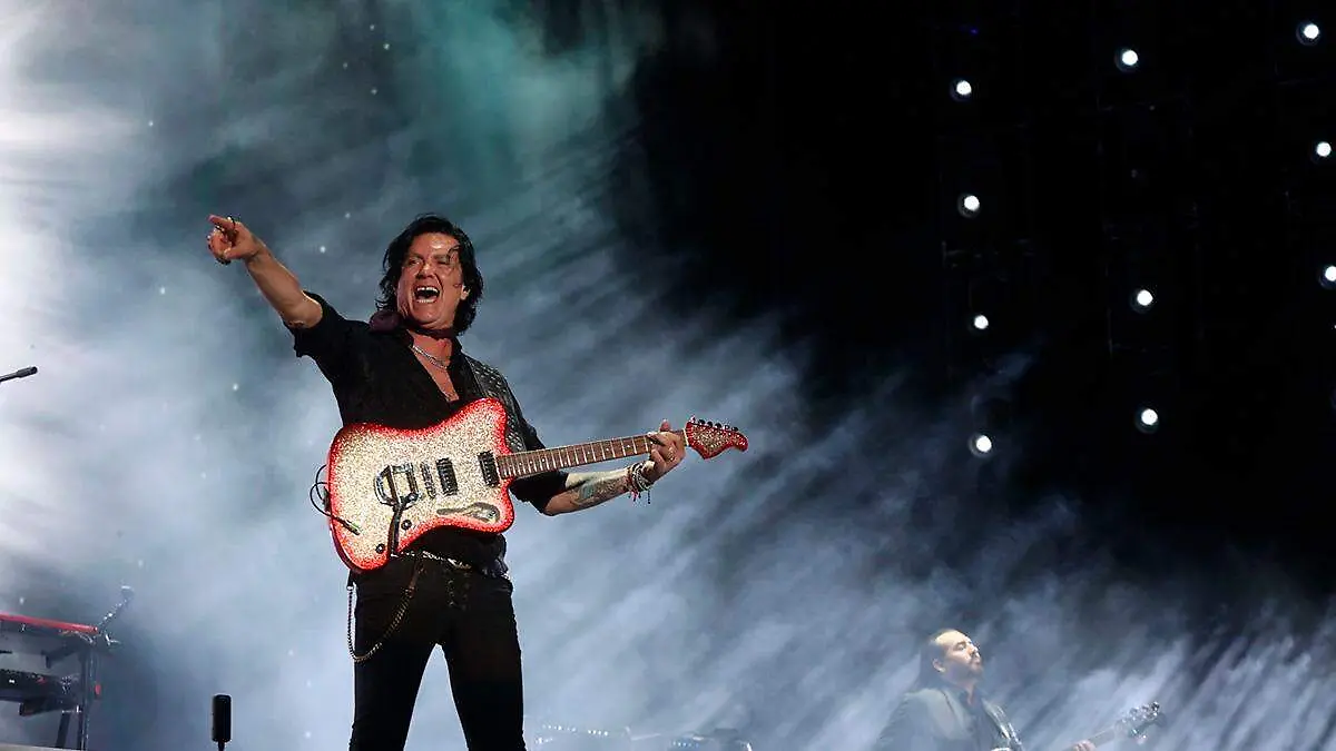 saul-hernandez-tocando-guitarra-escenario