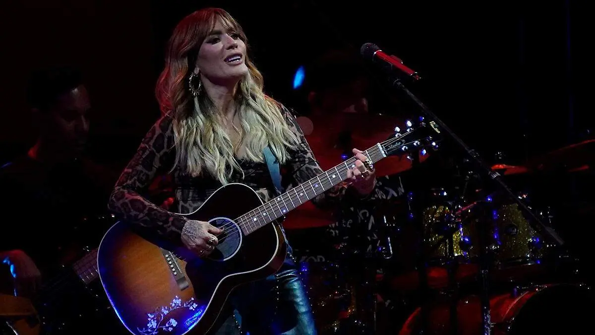 concierto-kany-garcia-tocando-guitarra