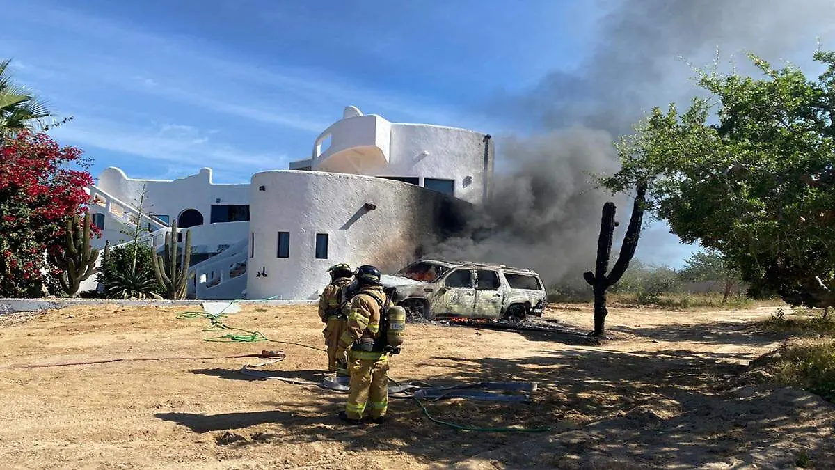 incendio atendido por bomberos de los cabos