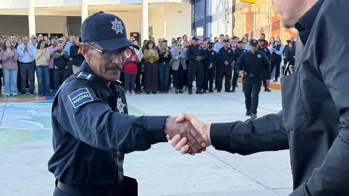 Foto detalle- poli jubilado de la paz