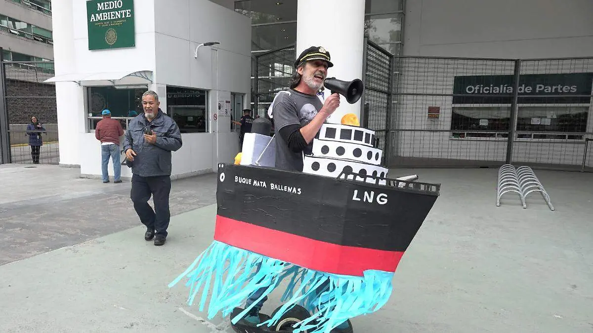 hombre-vestido-barco-protesta-buques-metaneros 