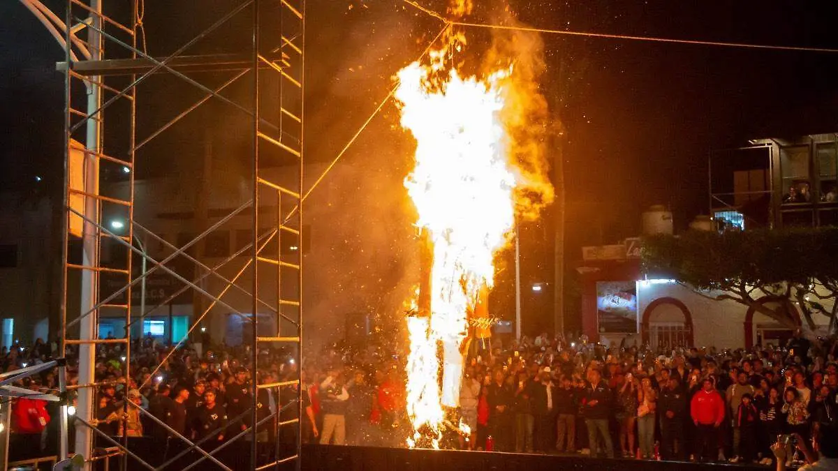 personas-malecon-la-paz-viendo-quema-mal-humor