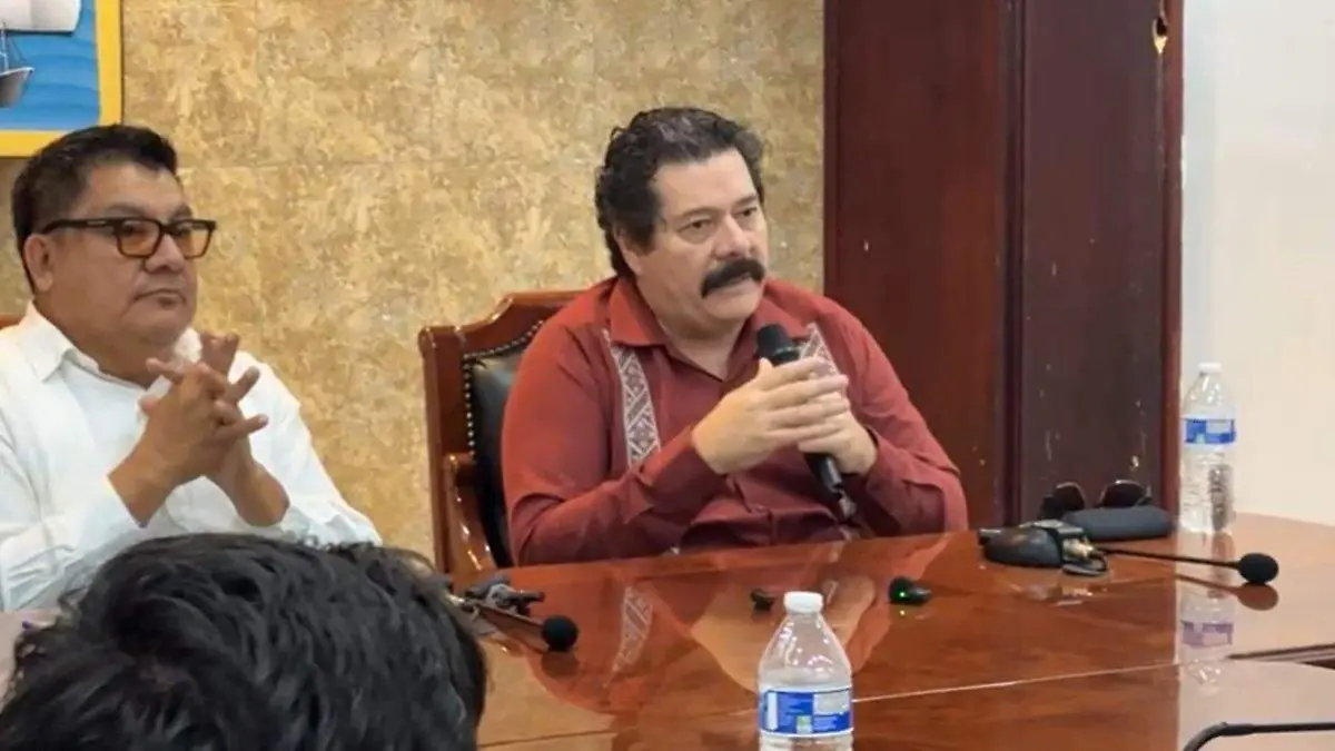 enoc-leaño-hablando-durante-entrega-reconocimiento