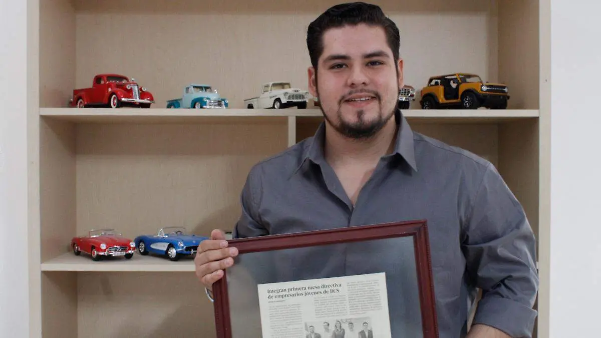 leonardo-cotera-presidente-empresarial-juvenil-bcs-oficina