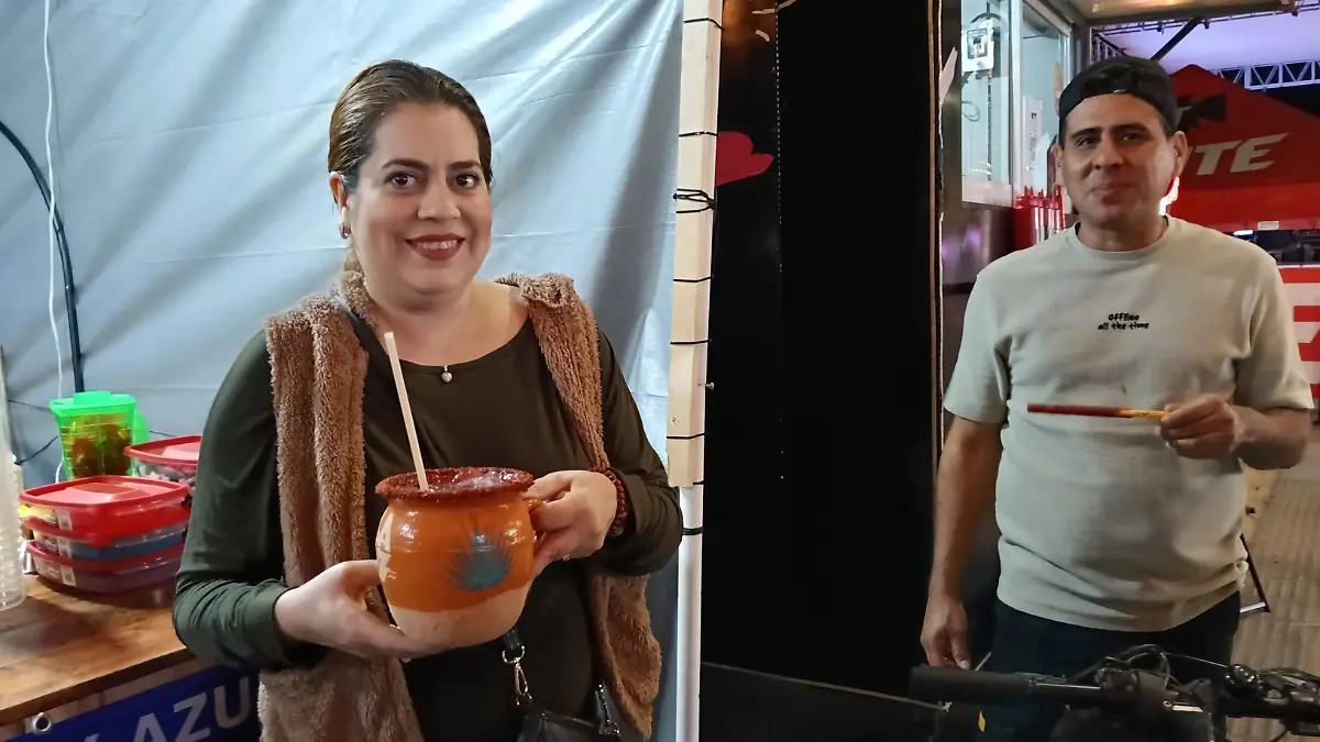 personas-comaprando-bebidas-alcoholicas-puesto-carnaval-la-paz-2026