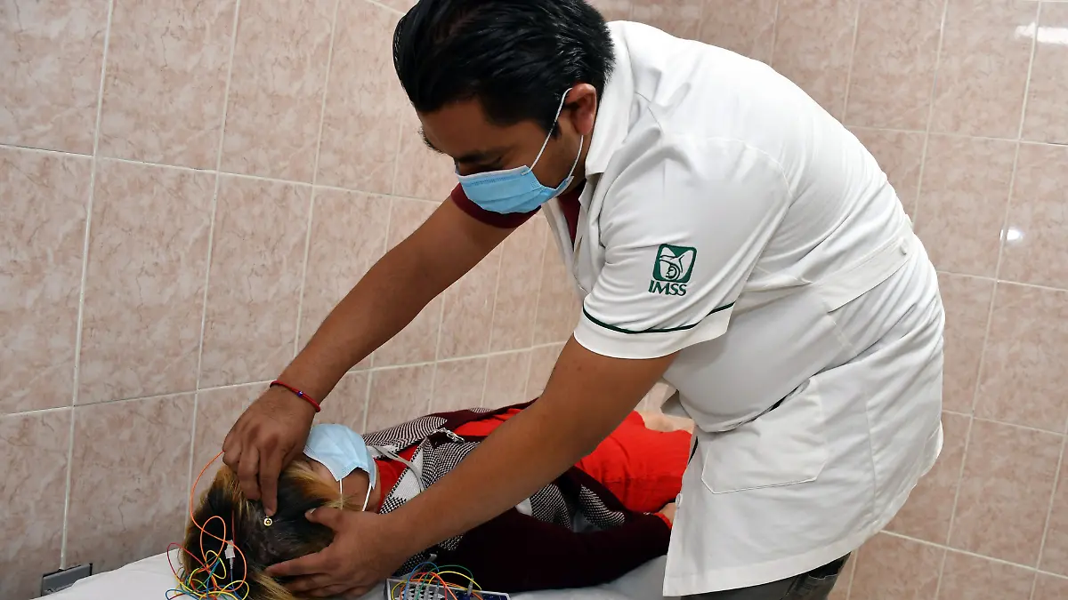 Paciente recibiendo encefalograma