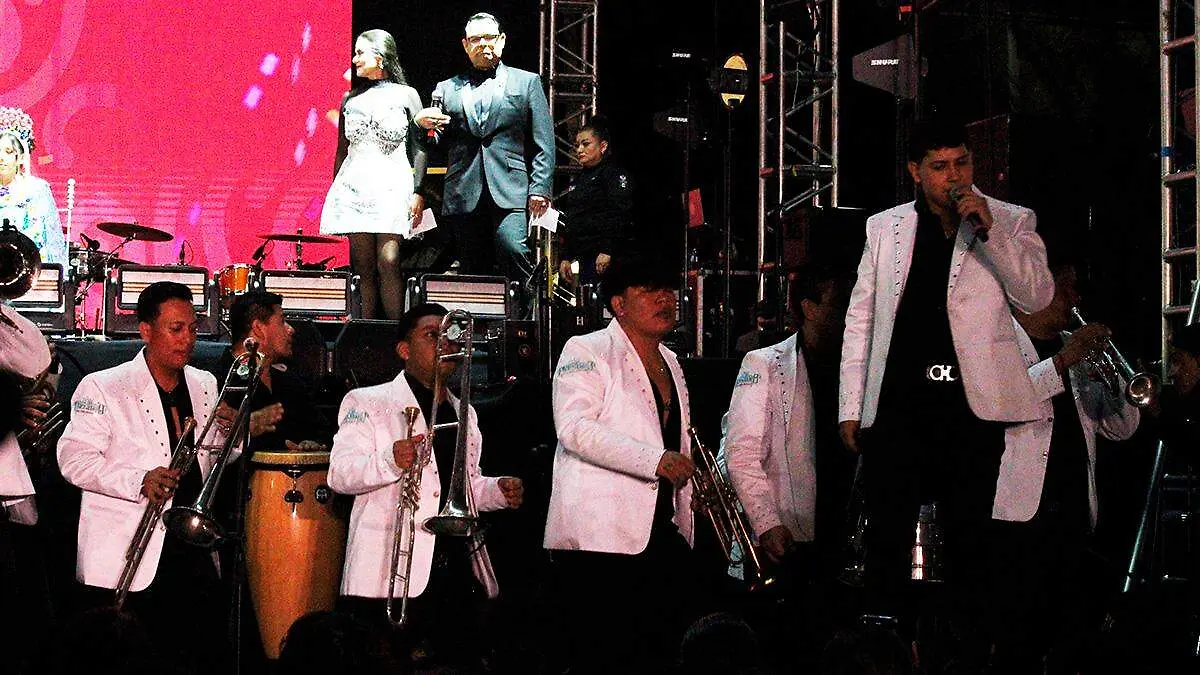 banda-el-presidio-tocando-debajo-del-escenario