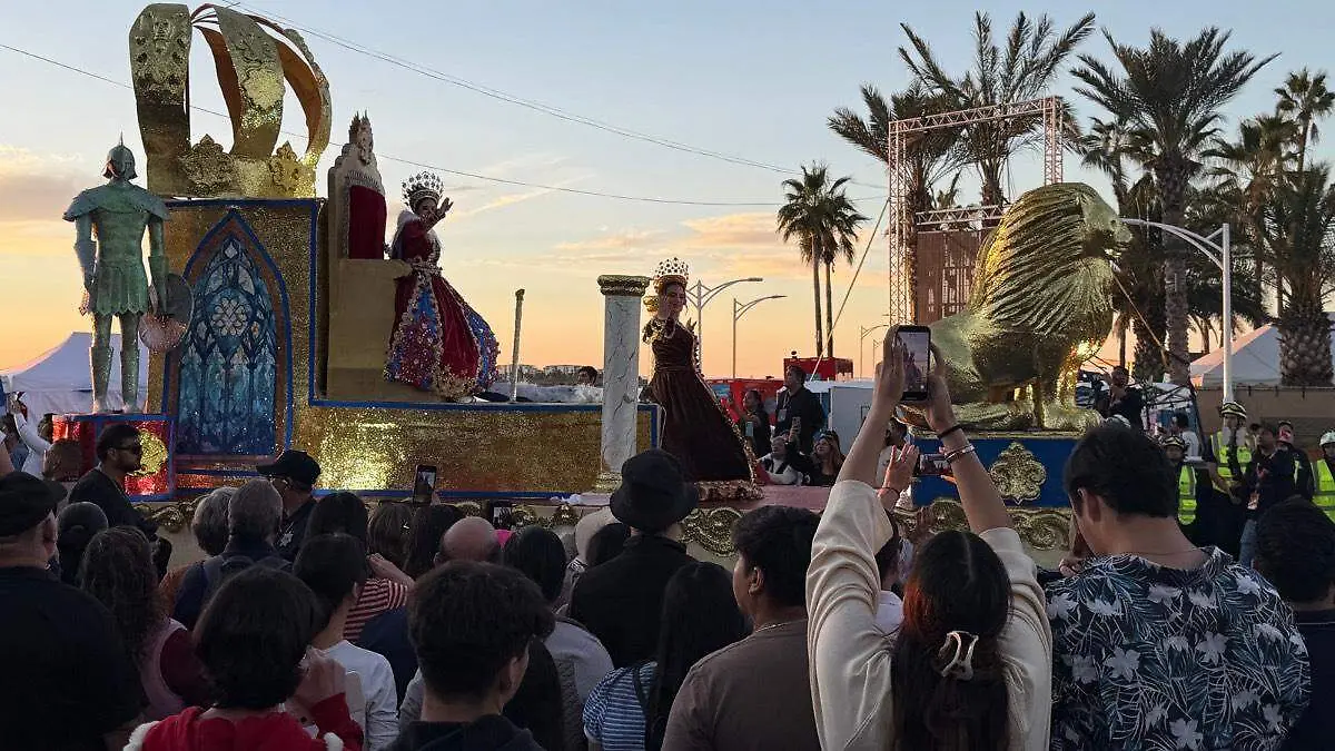 Personas viendo el desfile