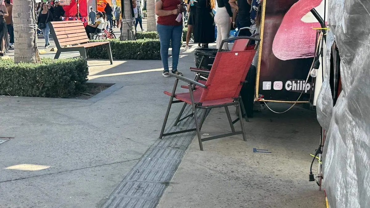 Sillas-obstruyendo-guia-podotactil-personas-discapacidad-visual-malecon-carnaval-la-paz-2026