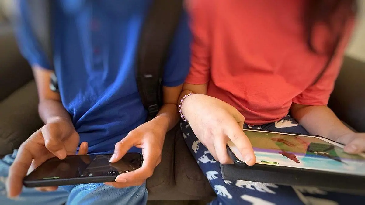 adolescentes-usando-pantallas-celular-tableta