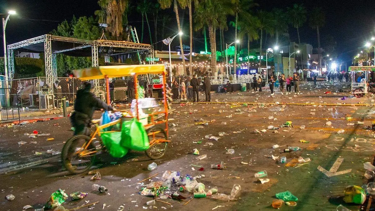 Basura carnaval malecon la paz 3