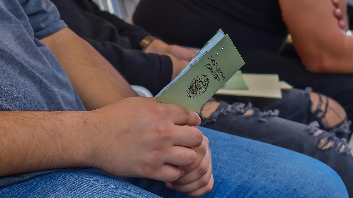 hombre-cartilla-cervicio-militar