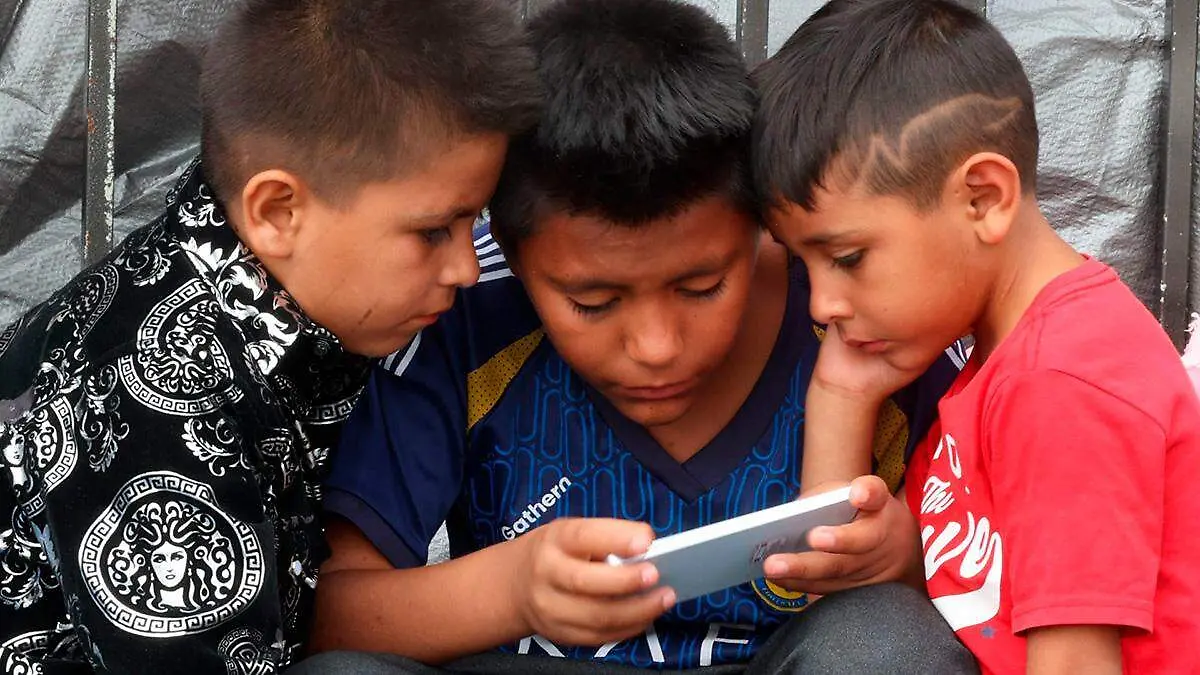 niños-viendo-celular