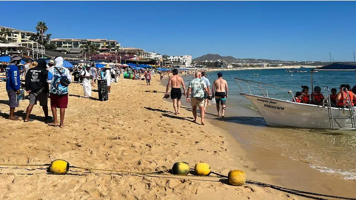 turistas en playa de los cabos 1