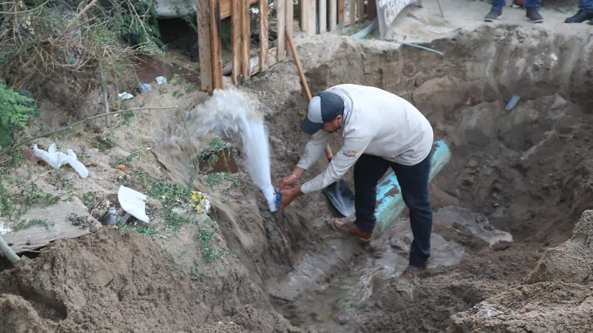 personal-oomsapas-reparando-toma-clandestina-los-cabos