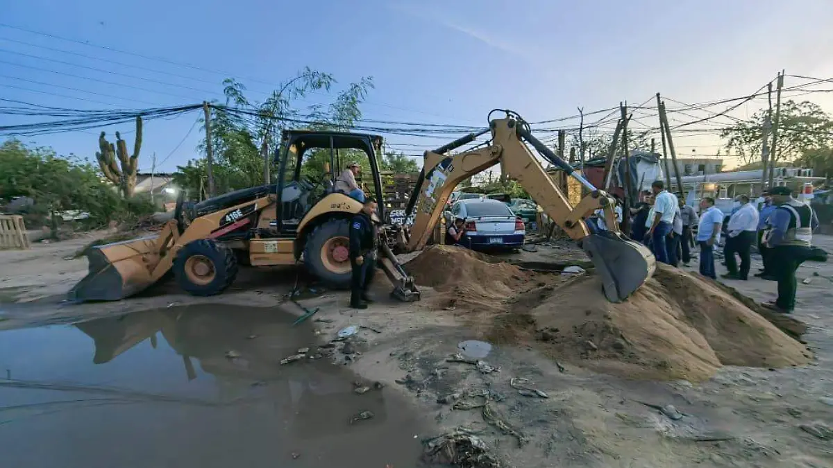 maquinaria-personal-oomsapas-reparando-toma-clandestina 