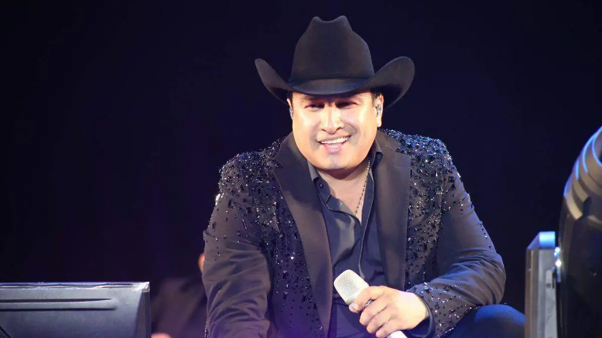 julion-alvarez-cantando-fiestas-tradicionales-san-jose-los-cabos