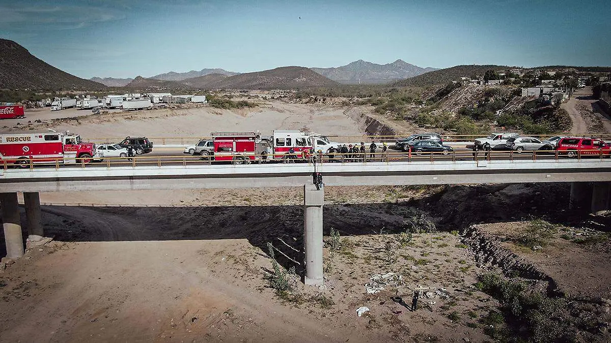 bomberos-la-paz-rescatan-mujer-en-puento-el-cajoncito-1