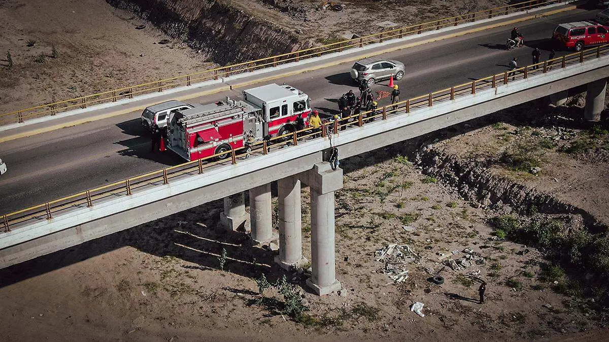 bomberos-puento-el-cajoncito-la-paz-rescatando-mujer-intento-suicidio