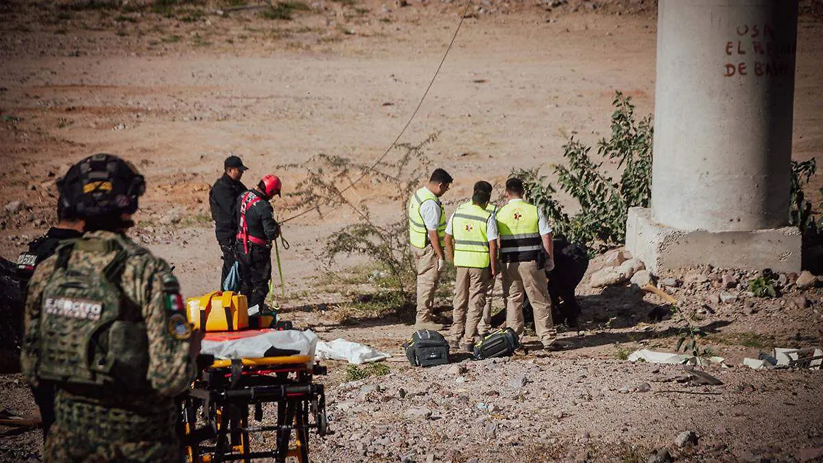 paramedico-bomberos-la-paz-rescatando-mujer-en-puento-el-cajoncito