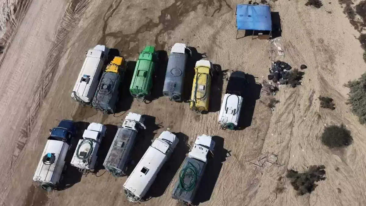 Pipas abasteciéndose de una toma ilegal en Cabo San Lucas