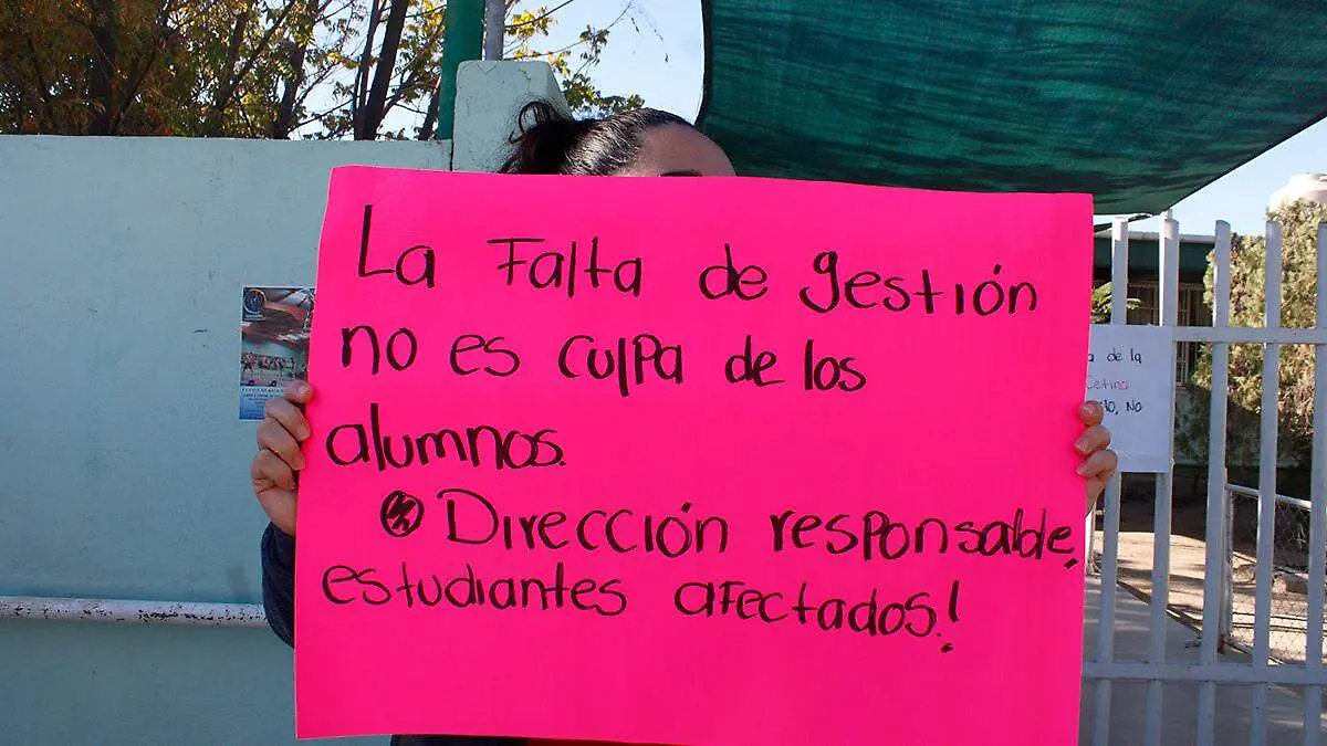 cartulina-manifestante en escuela la paz