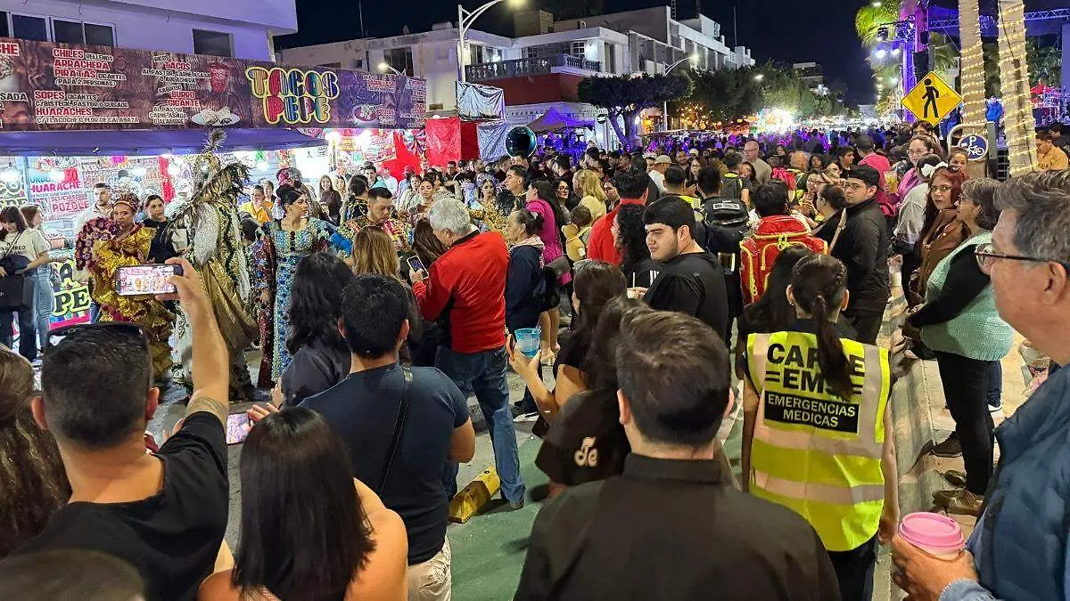 Gente vistantes turistas en el carnaval de la paz