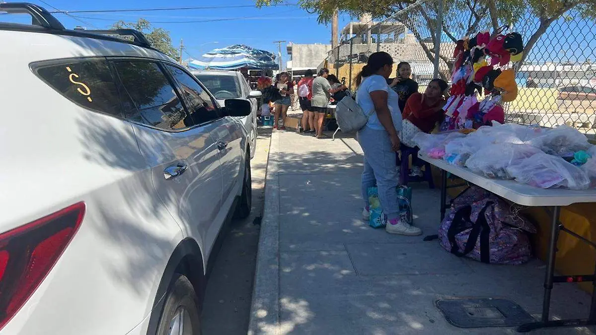 Vendedores obstruyendo la via publica en los cabos 2