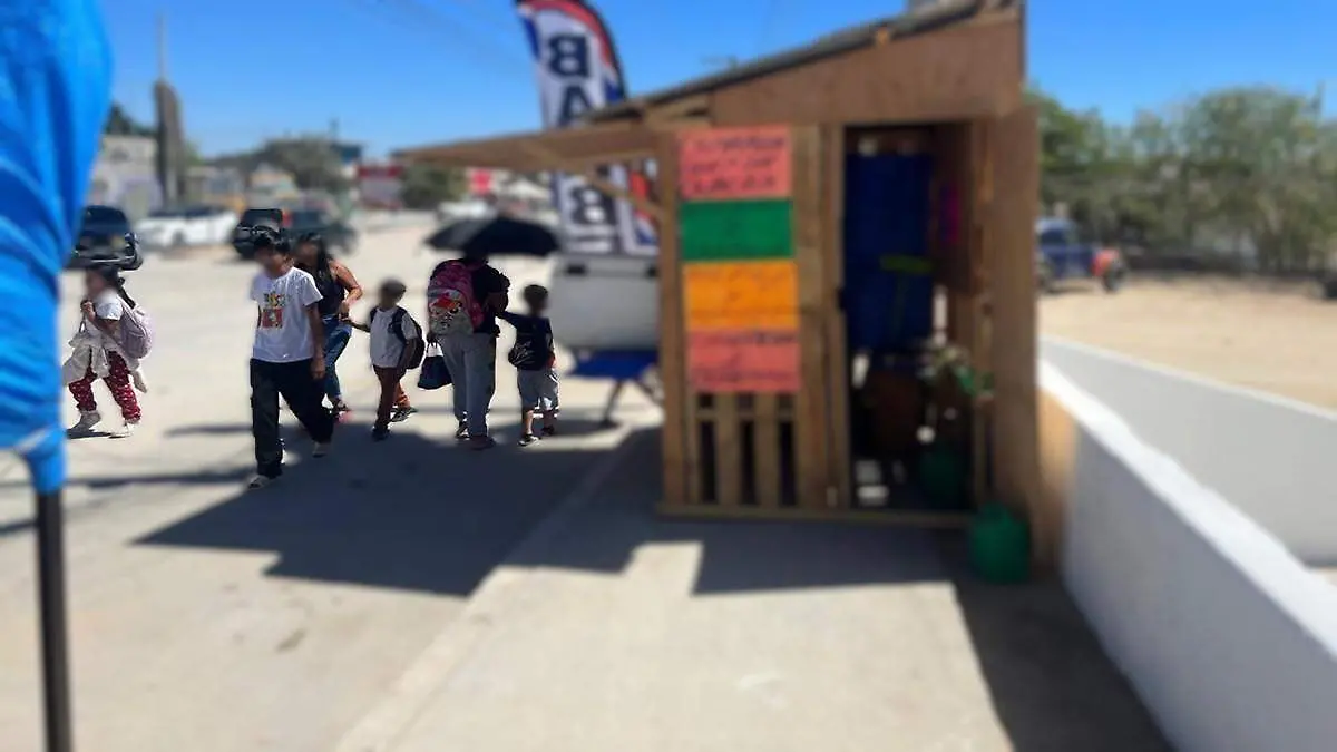 Comercio instalado sobre la banqueta en los cabos