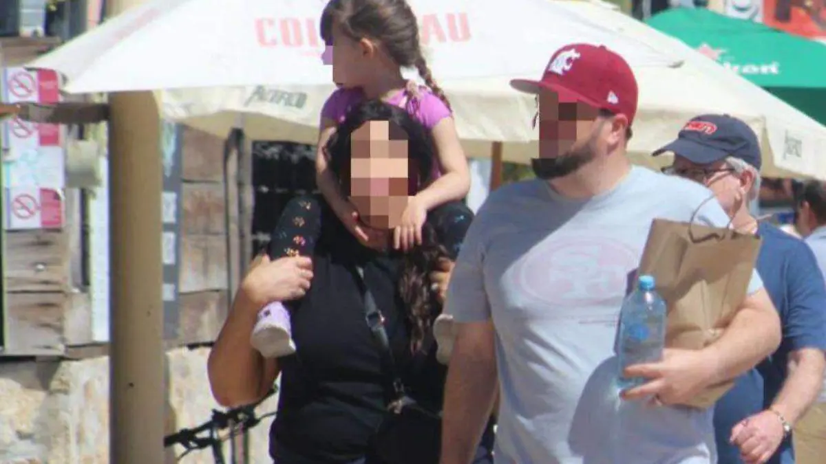 familia-caminando-calle-los-cabos-durante-dia