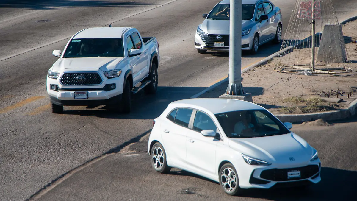 AUTO DANDO VUELTA SEMAFORO