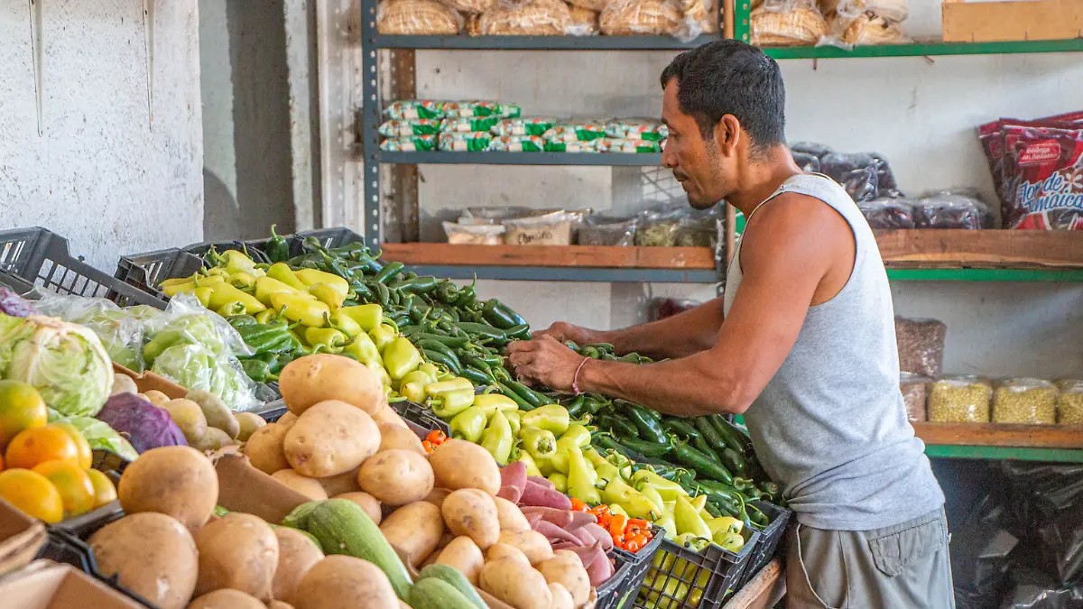 persona comprando verdura