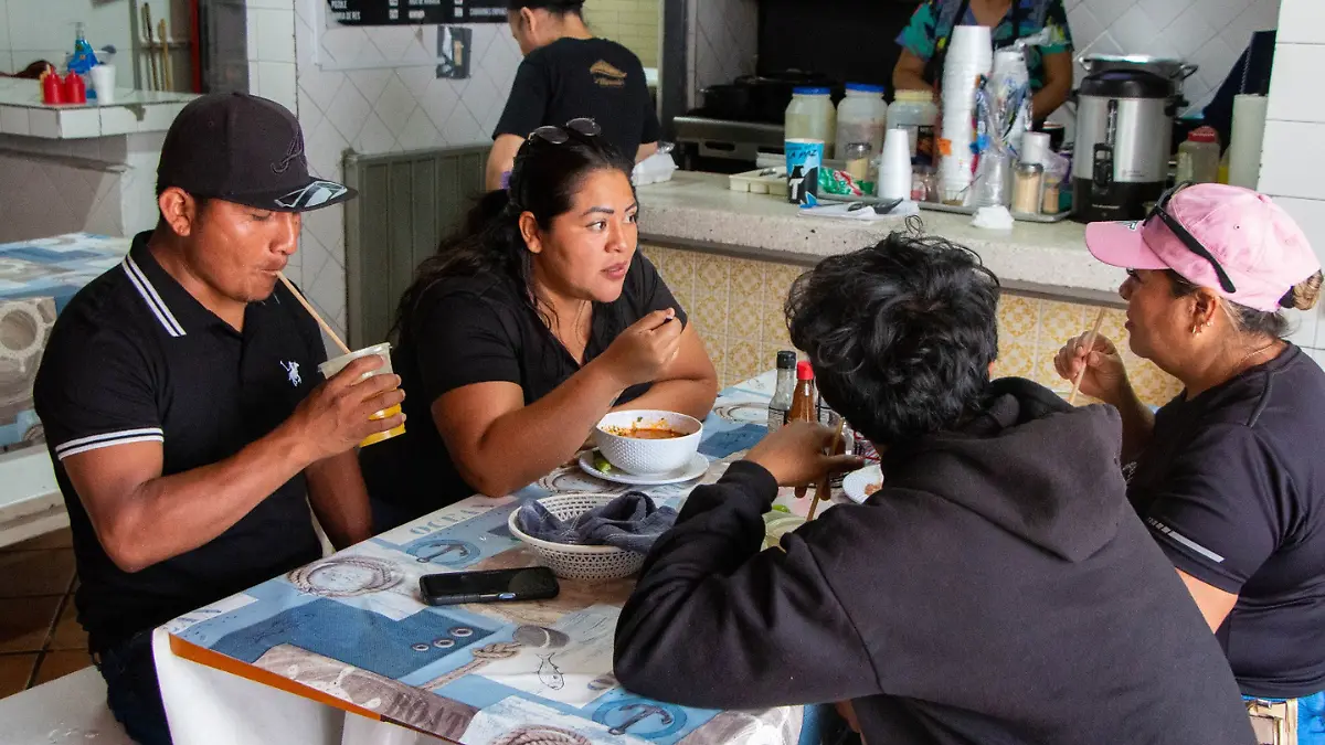 personas comiendo mercado la paz