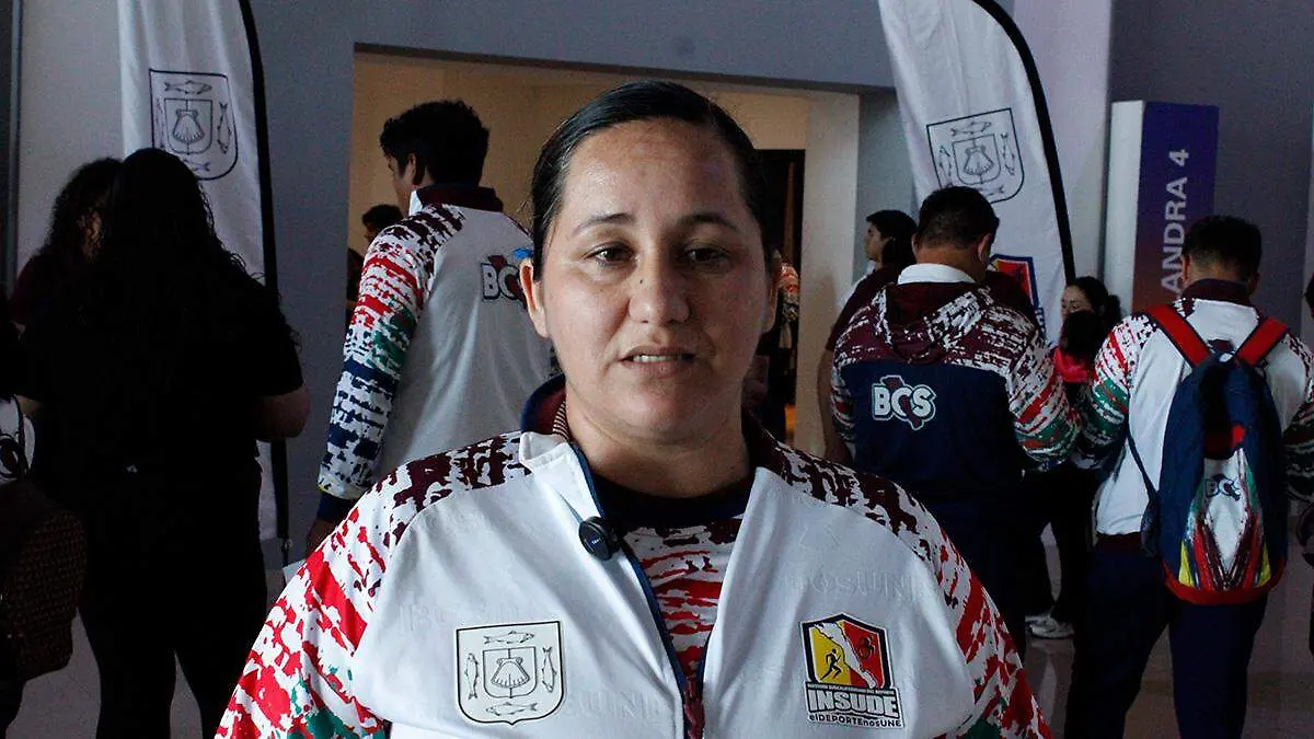 entrenadora-levantamiento-de-pesas