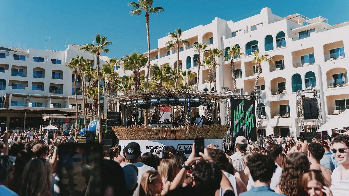 turistas-spring-break-evento-playa-el-medano-cabo-san-lucas