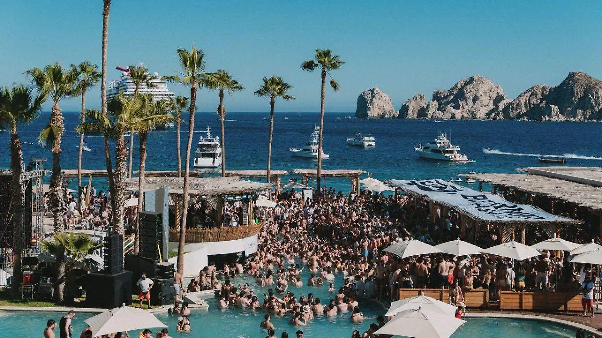 turistas-spring-break-playa-el-medano-cabo-san-lucas