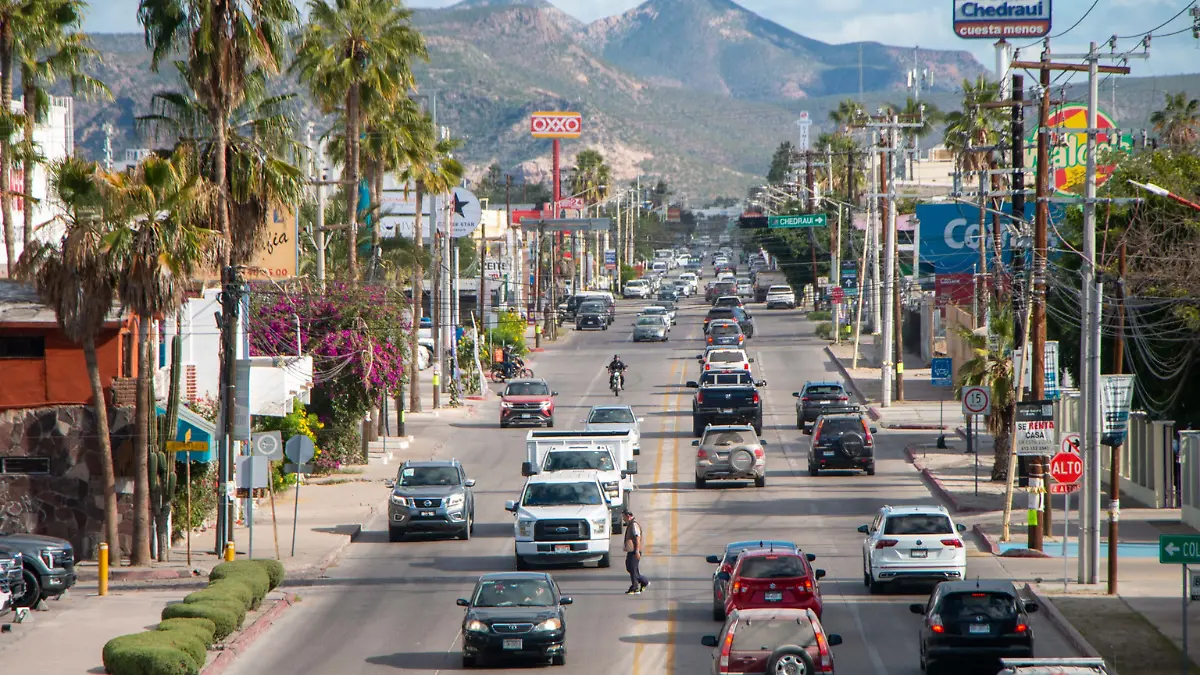 bulevar-forjadores-lleno-autos-circulando