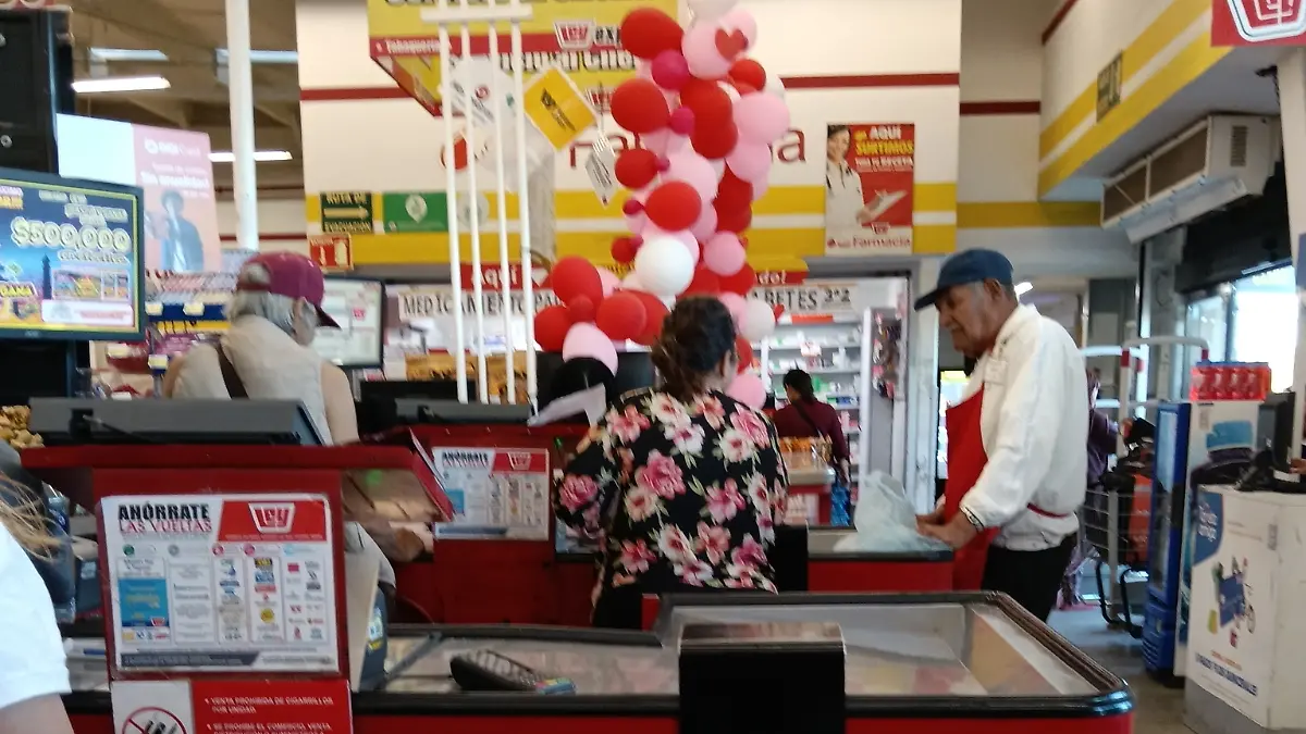 adulto-mayor-trabajando-empacador-la-ley