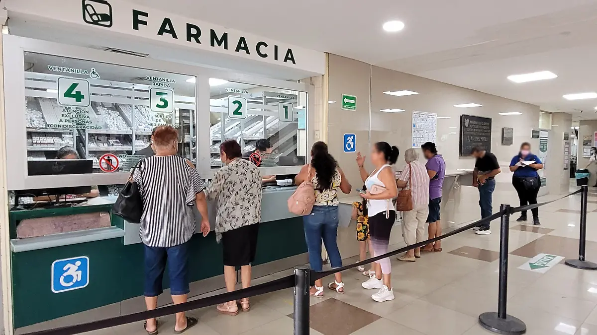 personas-haciendo-fila-farmacia-hospital-publico