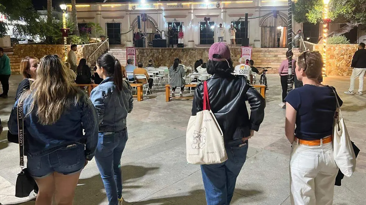 personas-viendo-show-centro-cabo-san-lucas