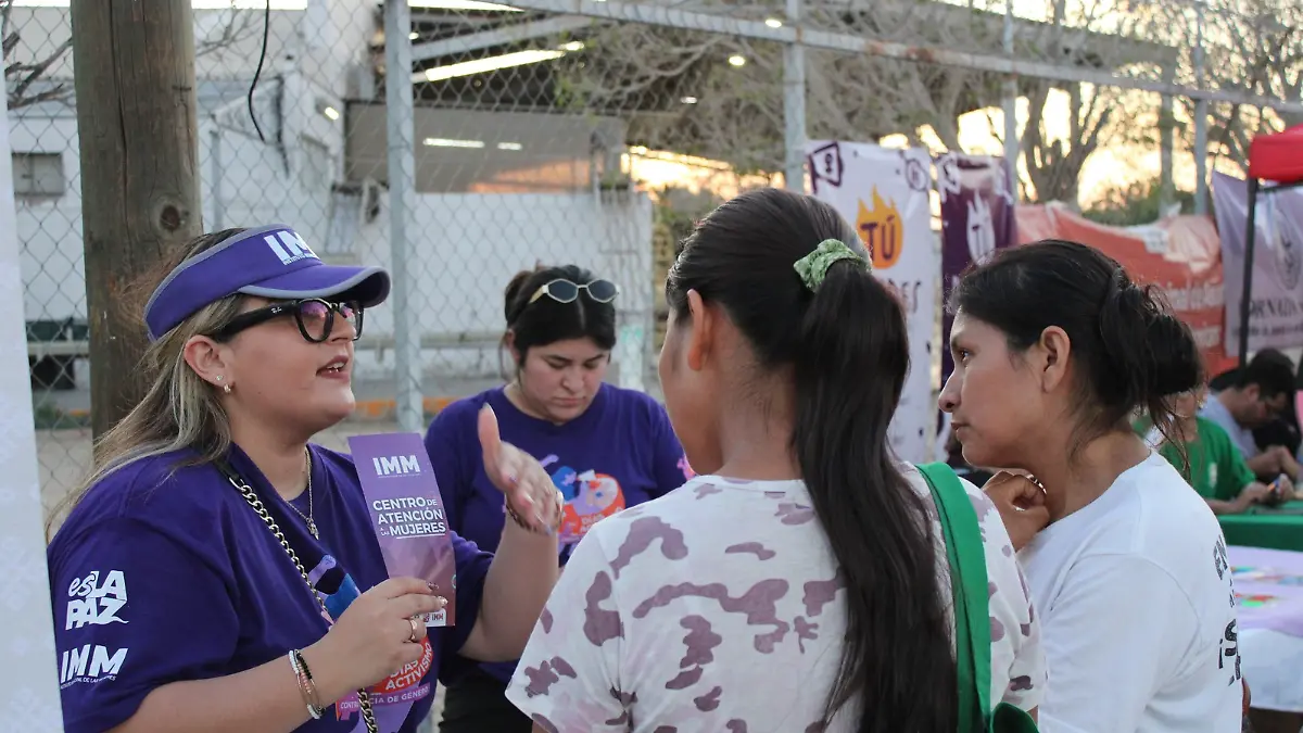 instituto-municipal-mujeres-la-paz-ofreciendo-platica