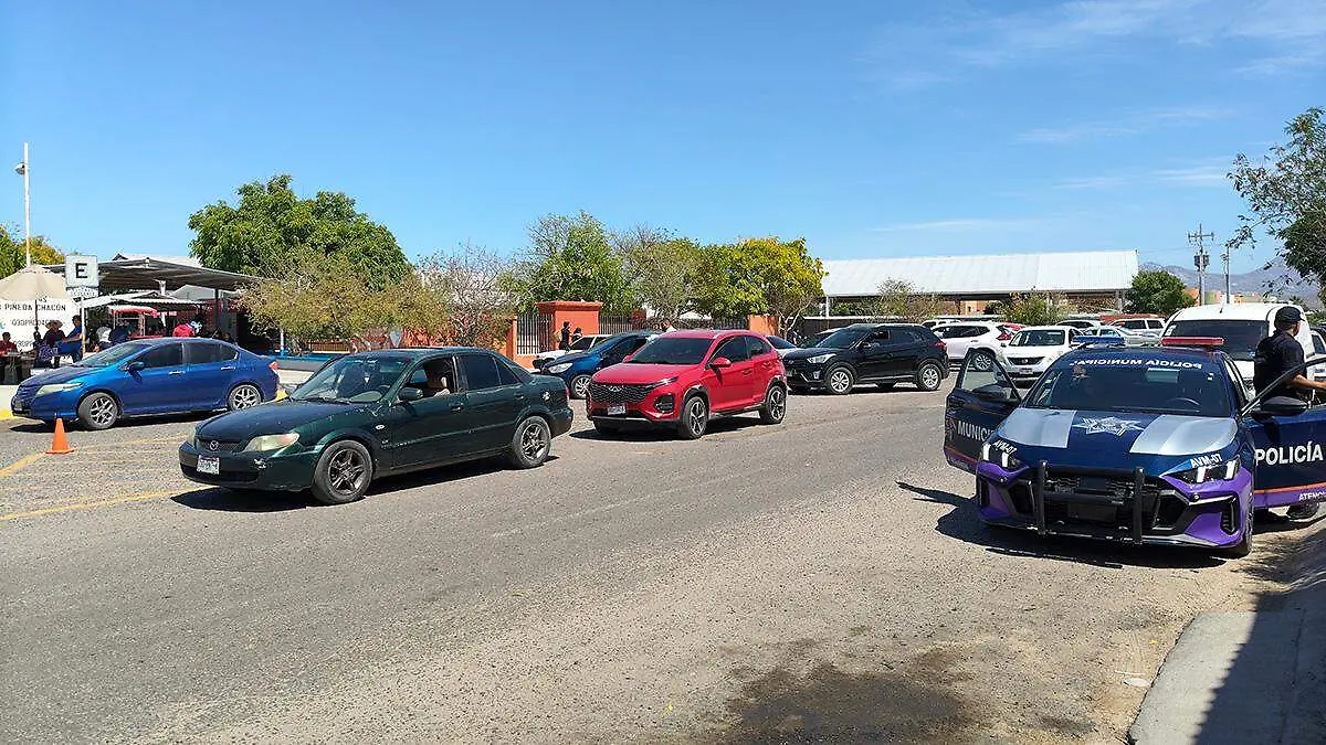 fila-de-autos-frente-a-primaria