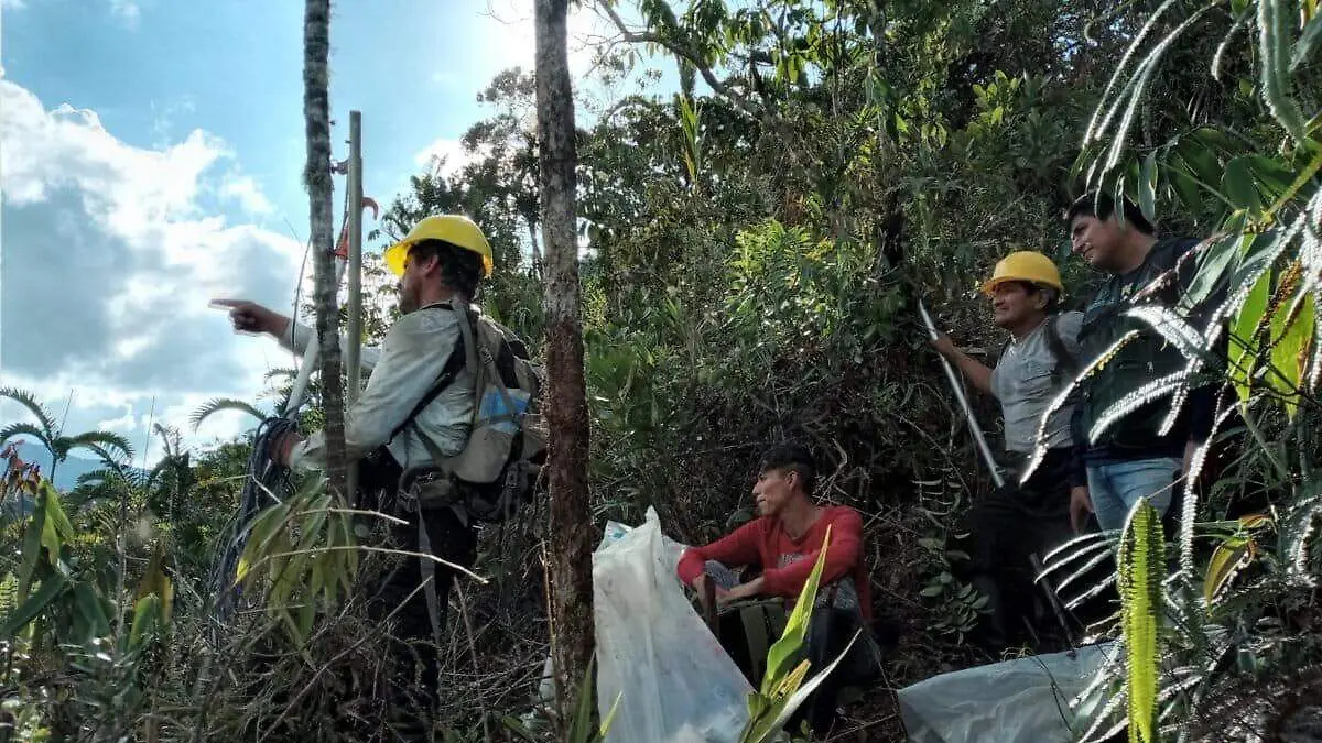 L.-Valenzuela-y-equipo-realizando-estudio-de-distribucion-y-estado-de-conservacion-de-Uncaria-tomentosa