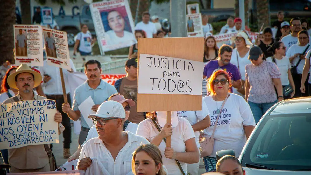 colectivos-busqueda-x-la-paz-con-pancartas-calles-la-paz