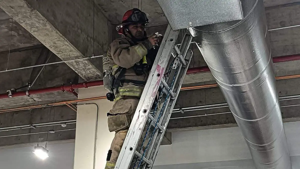 bombero-arreglando-fuga-gas-chedraui