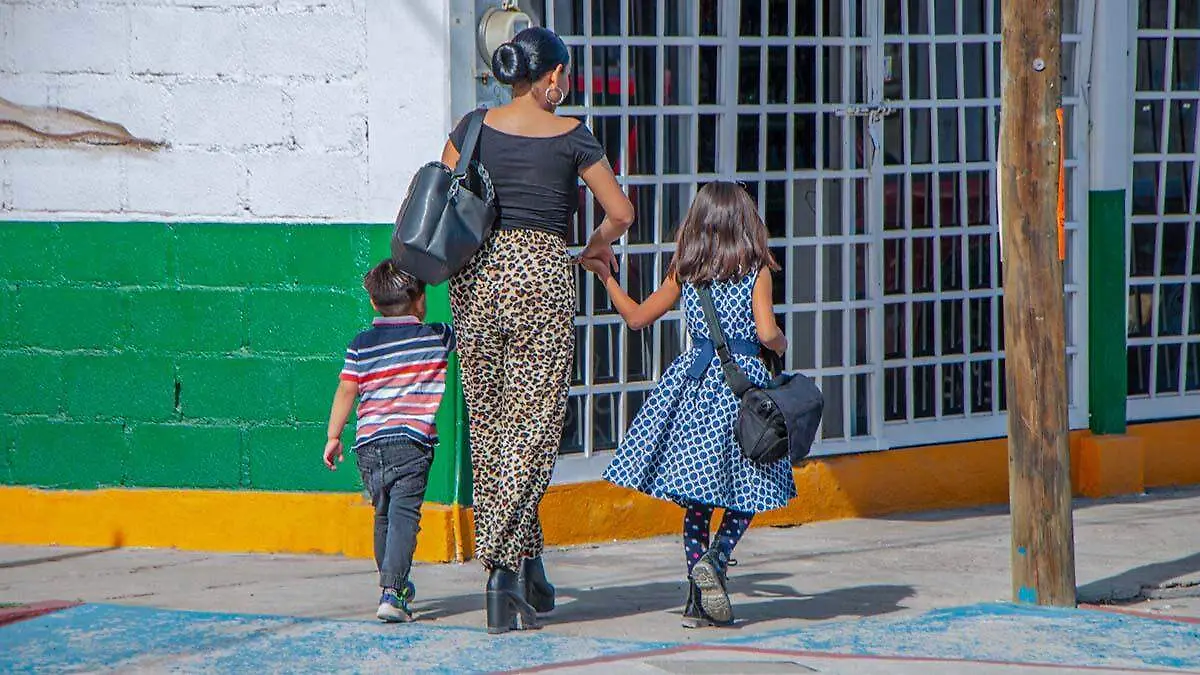 mujer camina de la mano