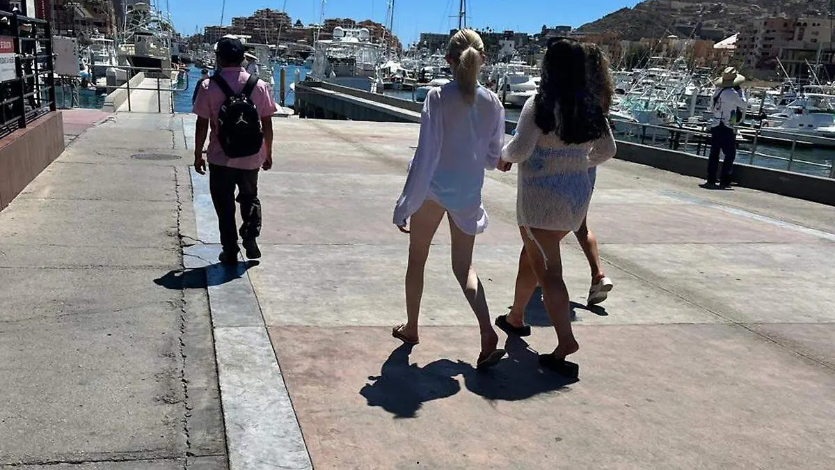 turistas en marina de los cabos 2
