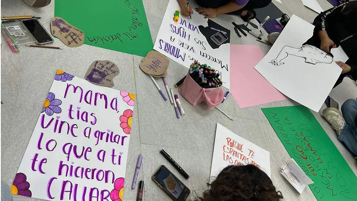 mujeres-realizando-pancartas-marcha-8m-los-cabos